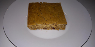 Pecivo iz kostanjeve moke, z brusnicami in pinjolami